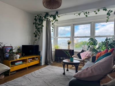 Double room available in lovely flat with sea view Main Photo