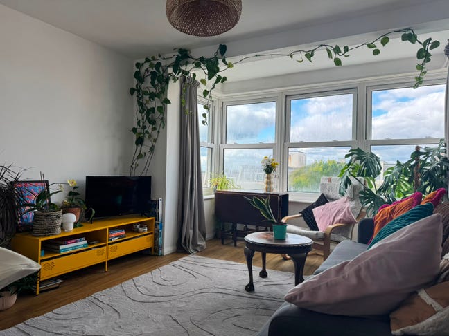 Double room available in lovely flat with sea view Main Photo