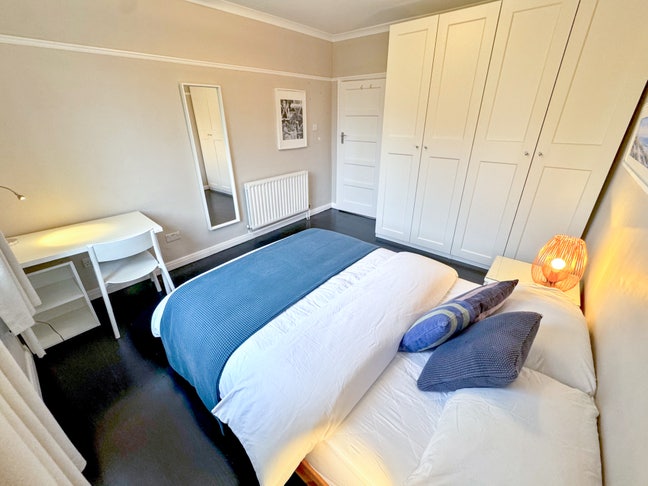 Double Room in 2-Bed Flat by East Croydon Station Main Photo
