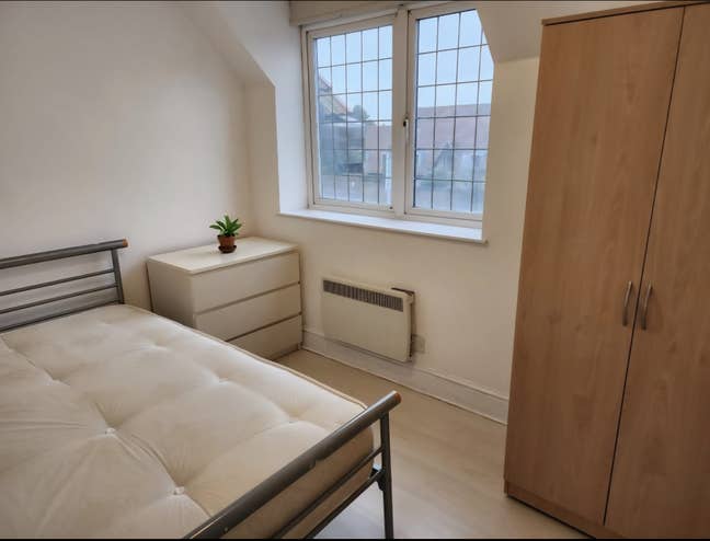 2-bed flat available in TW5 Main Photo