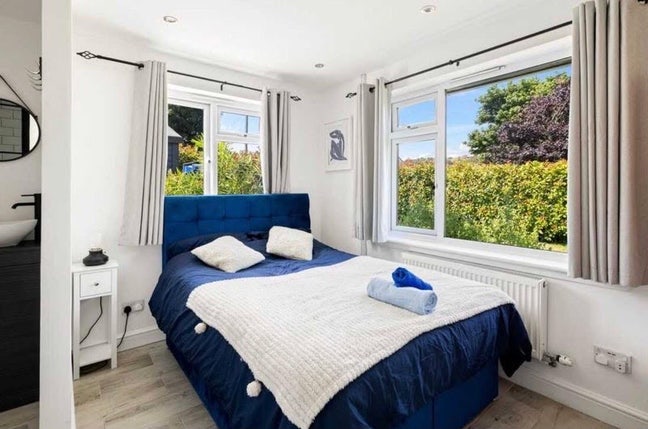 Modern double room with en-suite in bungalow Main Photo