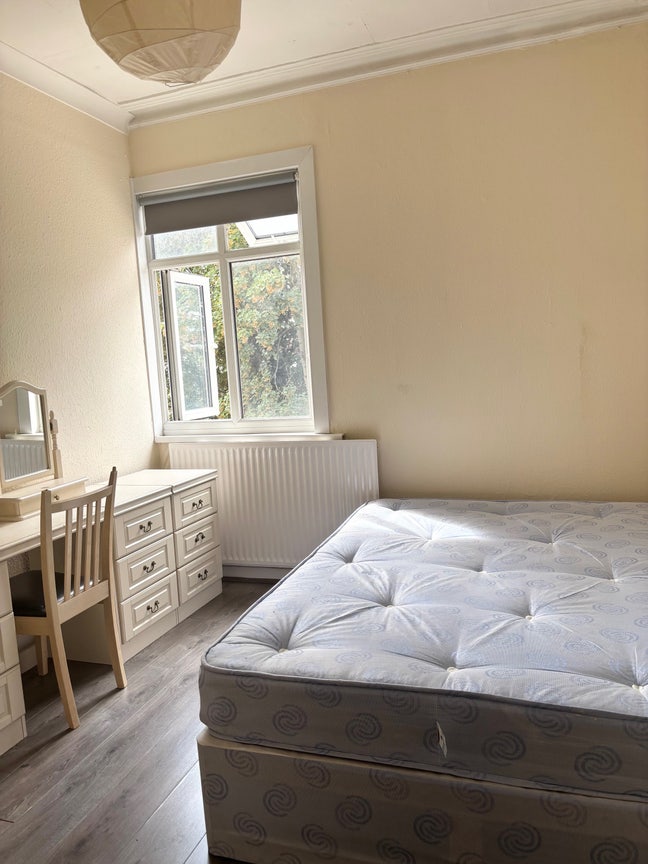 Golders Green freshly painted room Main Photo