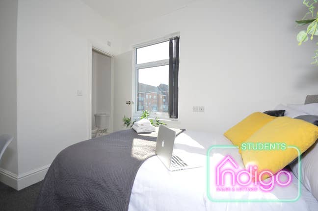 ✨ Student En‑Suite | Town Centre ST5 💘 Main Photo