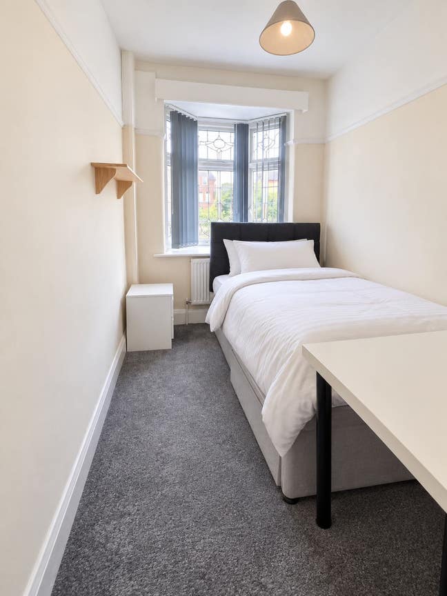 1 Double Room Available in a 5 Bed House! Main Photo