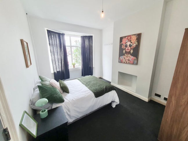 Bright and Spacious Double Room Available Main Photo