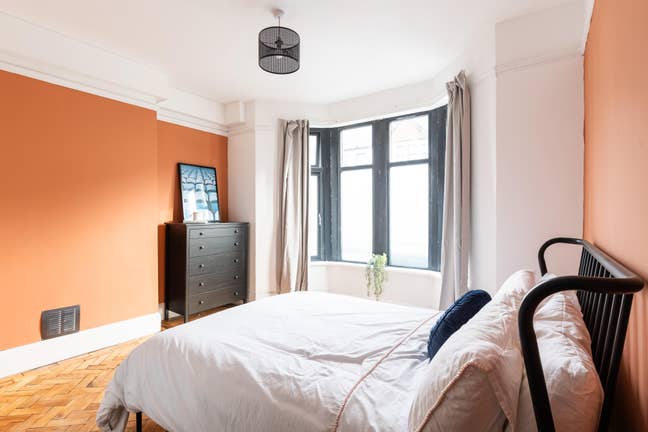 En-suite room 3min walk to UHW, all bills included Main Photo