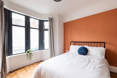 En-suite room 3min walk to UHW, all bills included Main Photo