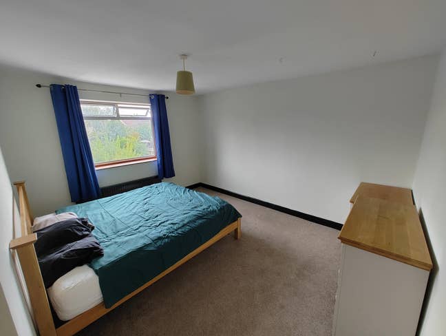 Room in quirky home with living room climbing wall Main Photo