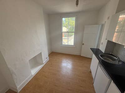 Refurbished Studio flat Main Photo