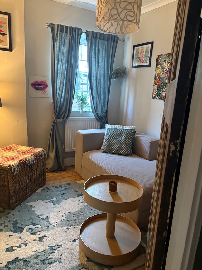 Spacious double room with private living area Main Photo