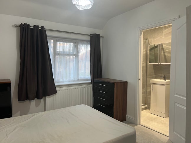 En-Suite Double Room Available Main Photo