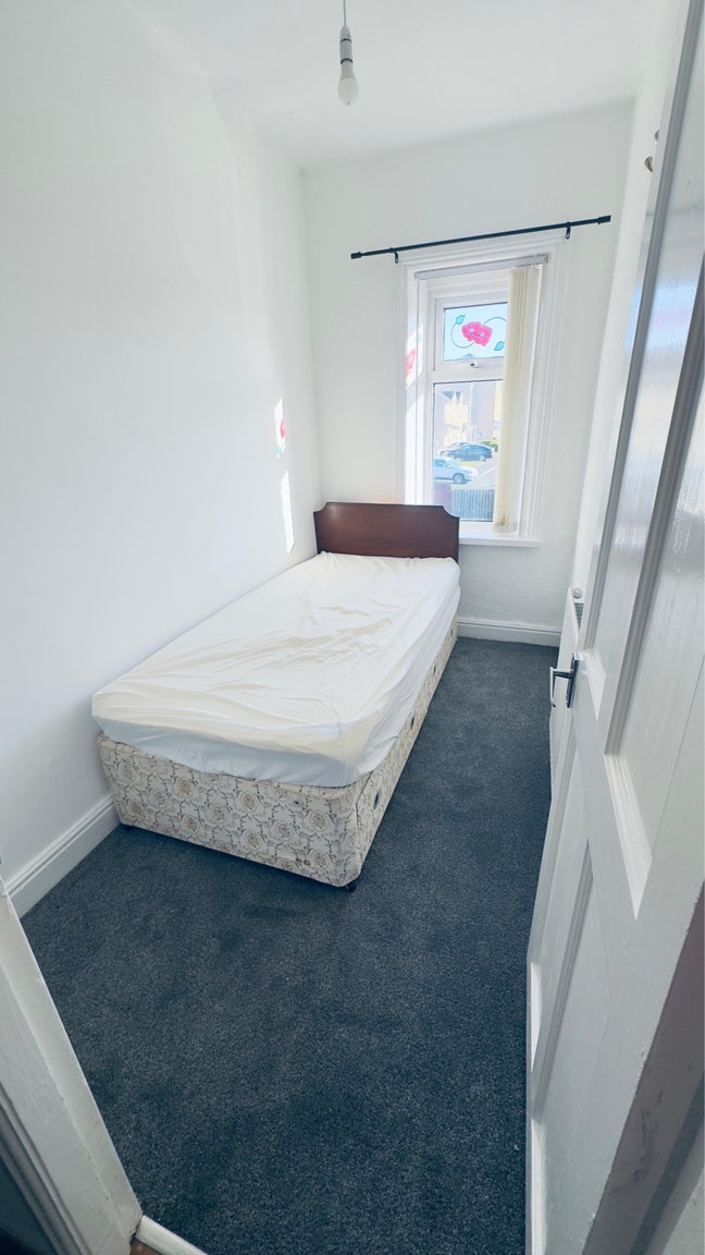 Room available in BD4 Bradford for girl only Main Photo