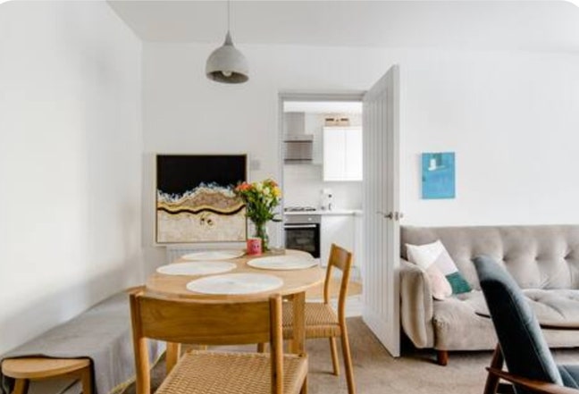 Sunny (in summer) bedroom In Hove Main Photo