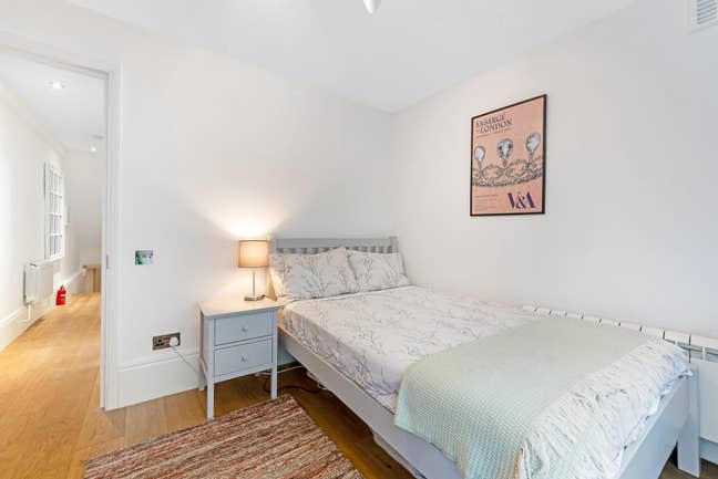 Double room with private garden access – Fulham Main Photo