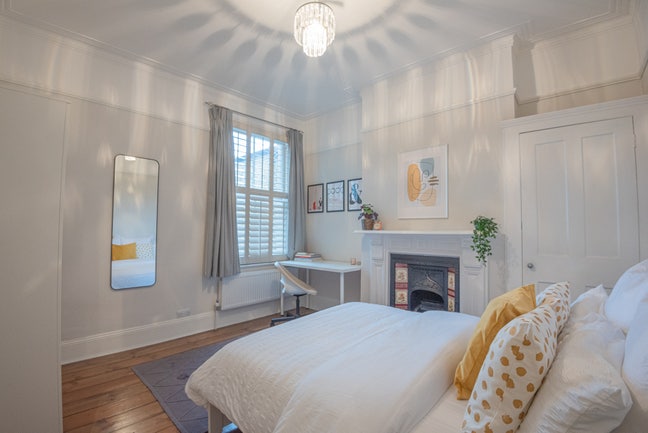Stunning Double Room next to Tube Station Main Photo