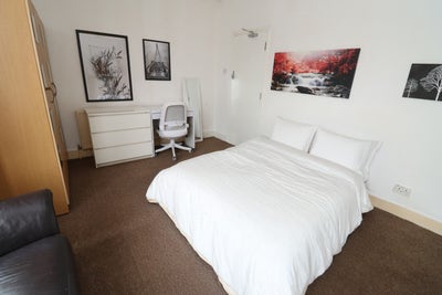 2 Spacious Rooms Next to Elizabeth Line  Main Photo