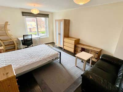 1st Floor Double Room in great location  Main Photo