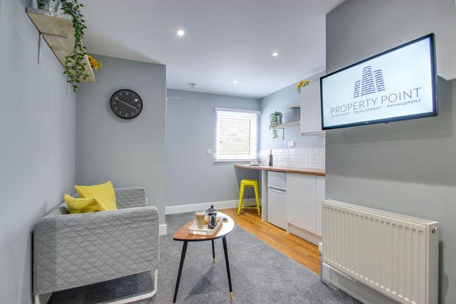 🏡 Large Double En-Suite Room - Close to Hospital Main Photo