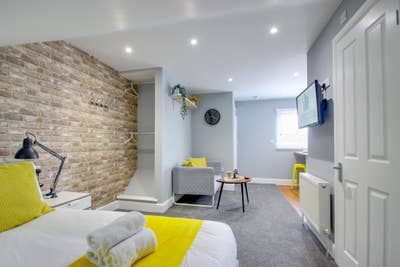 🏡 Large Double En-Suite Room - Close to Hospital Main Photo