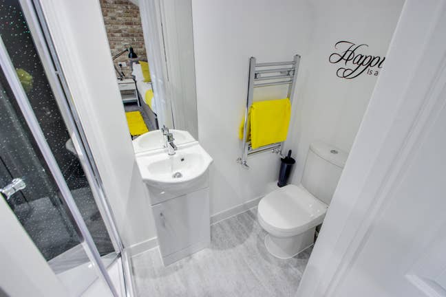 🏡 Large Double En-Suite Room - Close to Hospital Main Photo
