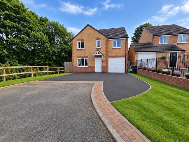 Double room in large new build house Main Photo