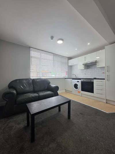 1 Bed Flat on Broadway Main Photo