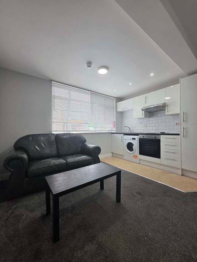 1 Bed Flat on Broadway Main Photo
