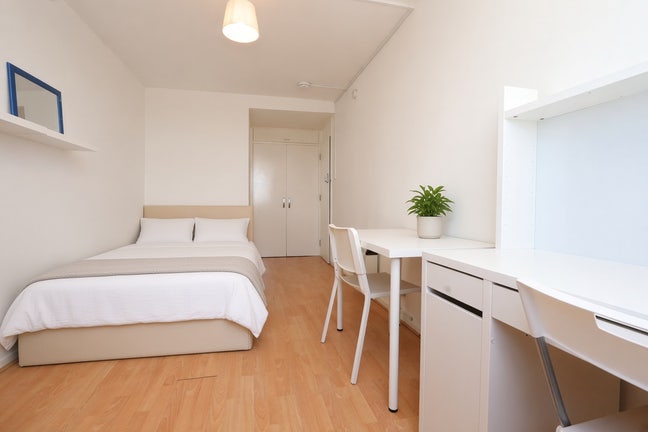 Prime Location ~ Amazing Rooms! Stunning 3Bed Flat Main Photo