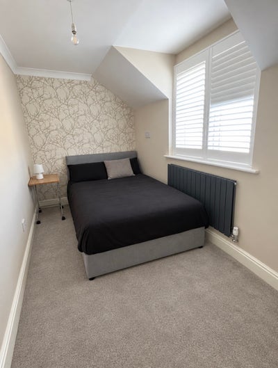 A beautiful double bedroom in a 3 bedroom house Main Photo