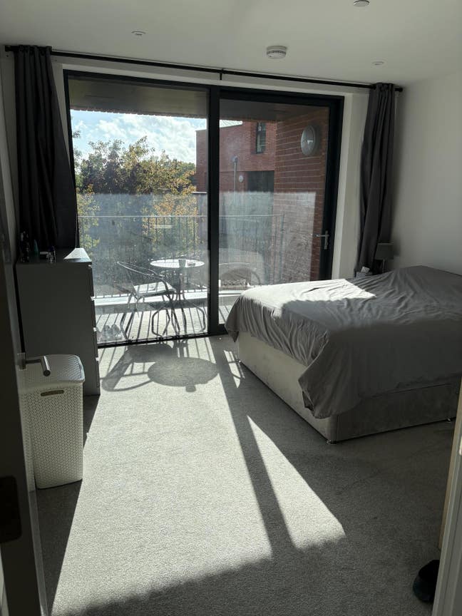 Modern Flat Share - Double bedroom Main Photo