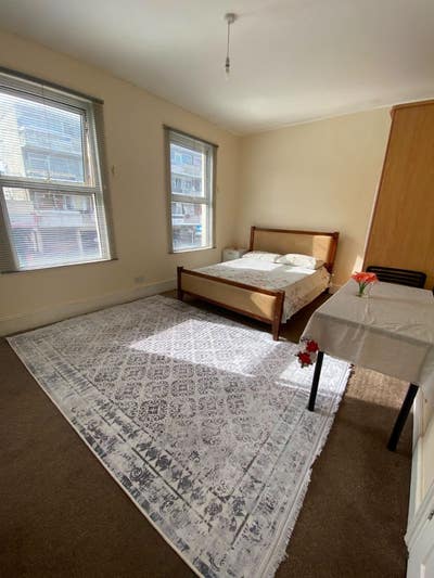 🌟 Spacious King-Size Room | Bills Included E7 Main Photo