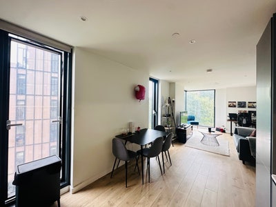 New, modern and VERY spacious 2b 2b flat, city cen Main Photo