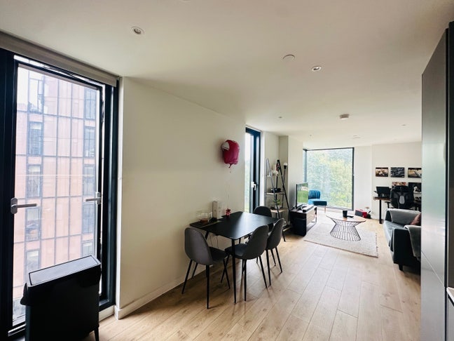 New, modern and VERY spacious 2b 2b flat, city cen Main Photo