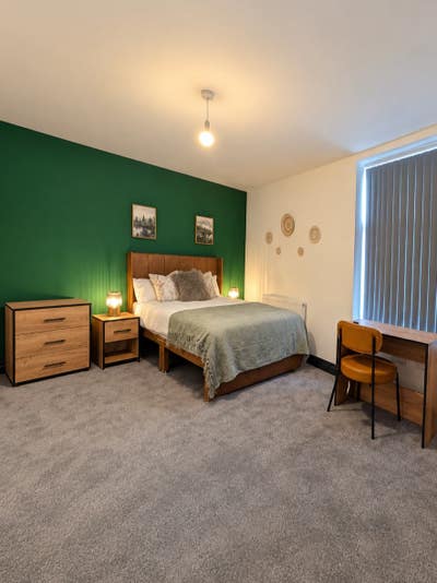 ✨ Brand New 7-Bed En-Suite in Hyde ✨ Main Photo