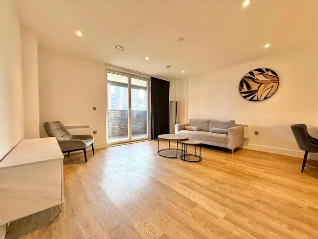 I’m looking for someone to take over my tenancy in Main Photo
