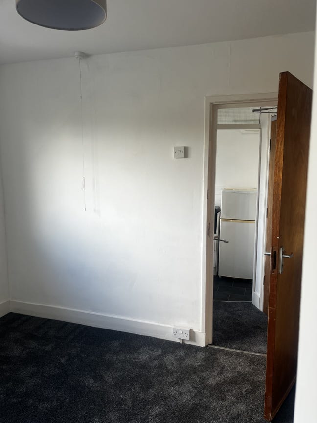 Chingford self Studio inc bills except council tax Main Photo