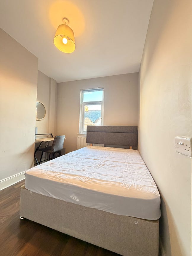 🏡 2 Rooms Available on Beechmount Street- BT12 Main Photo