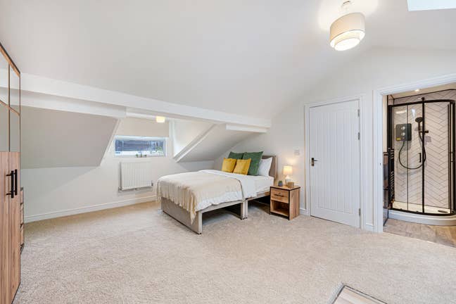 Huge En suite in a Newly Refurbished House - L13! Main Photo