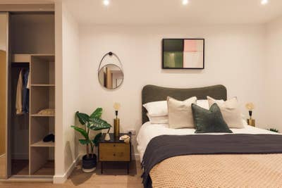 Looking for young professional female flatmate  Main Photo