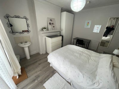 Large Room Inclusive Of Most Bills Main Photo