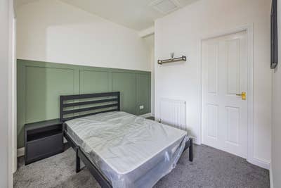 Newly Refurbished 4-Bed Professional House Share Main Photo