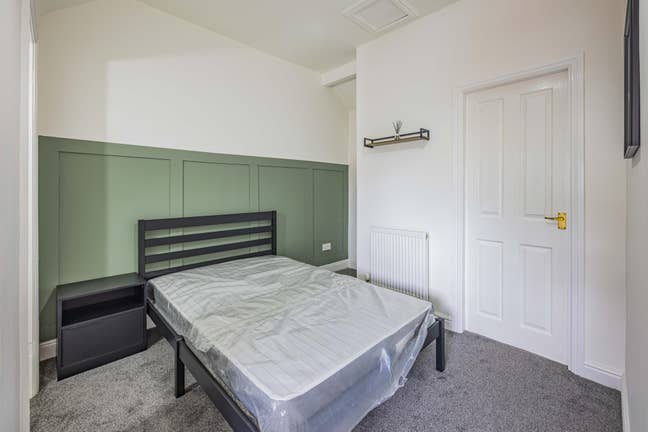 Newly Refurbished 4-Bed Professional House Share Main Photo