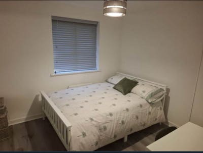 Double Room—close to Stratford Tube Station Main Photo