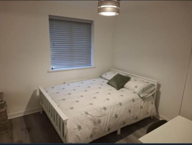 Double Room—close to Stratford Tube Station Main Photo