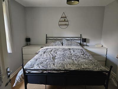 Double bedroom with ensuite in family home Main Photo