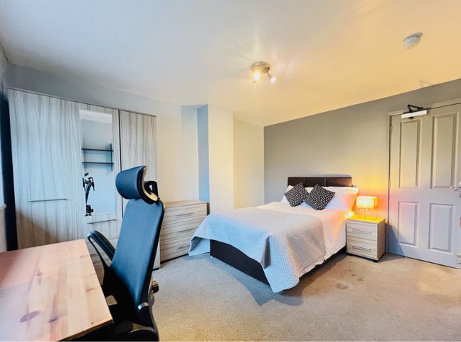 Large Double Room - Beautiful house near town. Main Photo