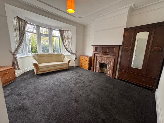 Double Rooms 2 mins from Grange  Park station  Main Photo