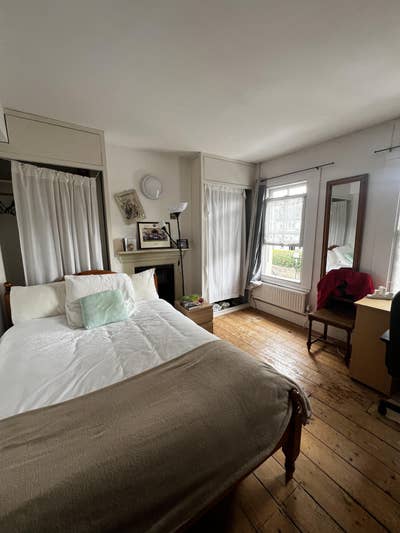 Bright and Spacious Double Bedroom in a Cosy House Main Photo