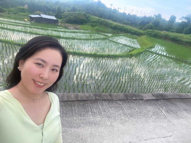 A woman is looking for a single or double room. Main Photo