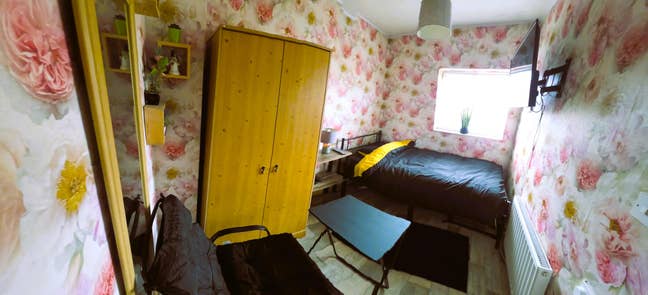 Popular. Single or double room with TV- no bills.  Main Photo